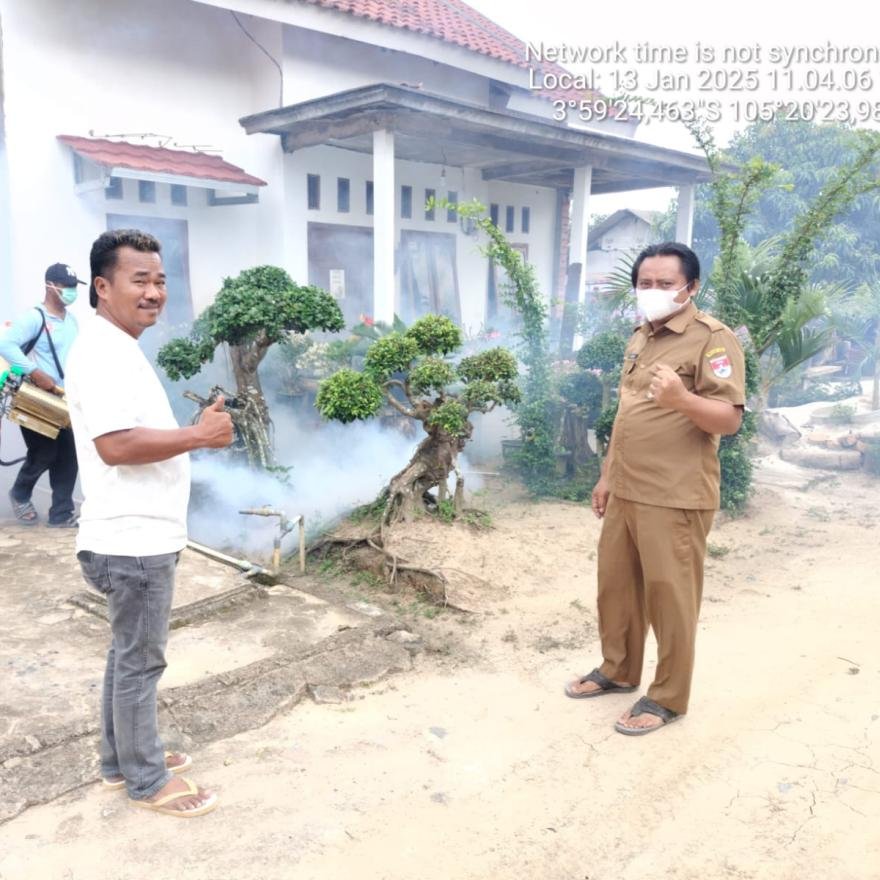 FOGGING/PENYEMPROTAN NYAMUK PENYEBAB DEMAM BERDARAH DI DESA BRABASAN